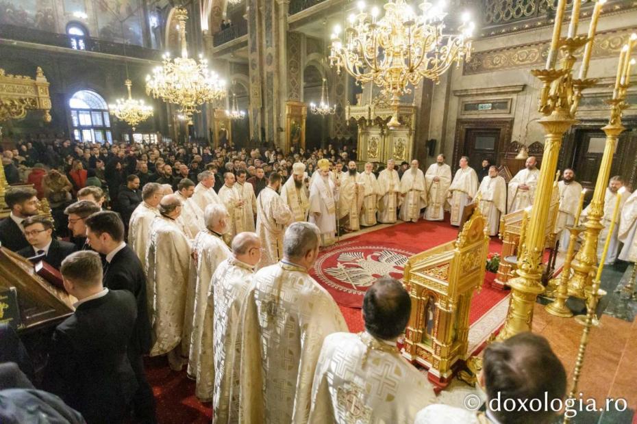 „Troița de arhierei” la Catedrala Mitropolitană: Studenții și profesorii Facultății de Teologie și-au cinstit sfinții ocrotitori / Foto: pr. Silviu Cluci